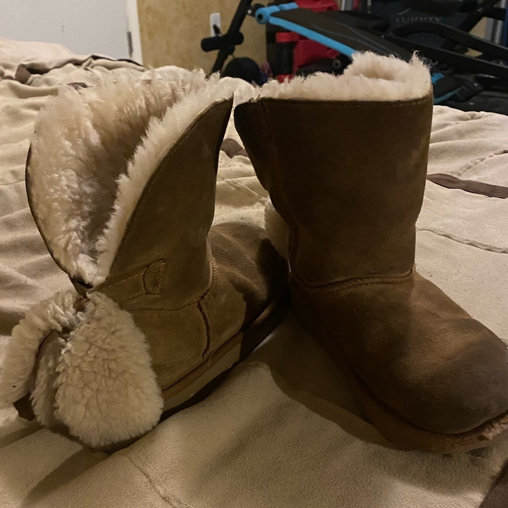 Girls short chestnut UGG boots Sz 1
